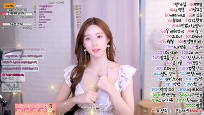 Nữ idol xinh như thiên thần mặt đồ hở hàng show dáng trên livestream